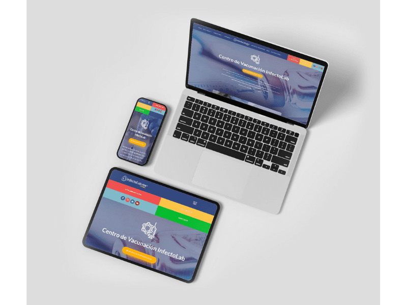 paginas-web Una especialista en marketing digital utilizando gafas de realidad virtual para interactuar con gráficos y análisis de datos en Tijuana.