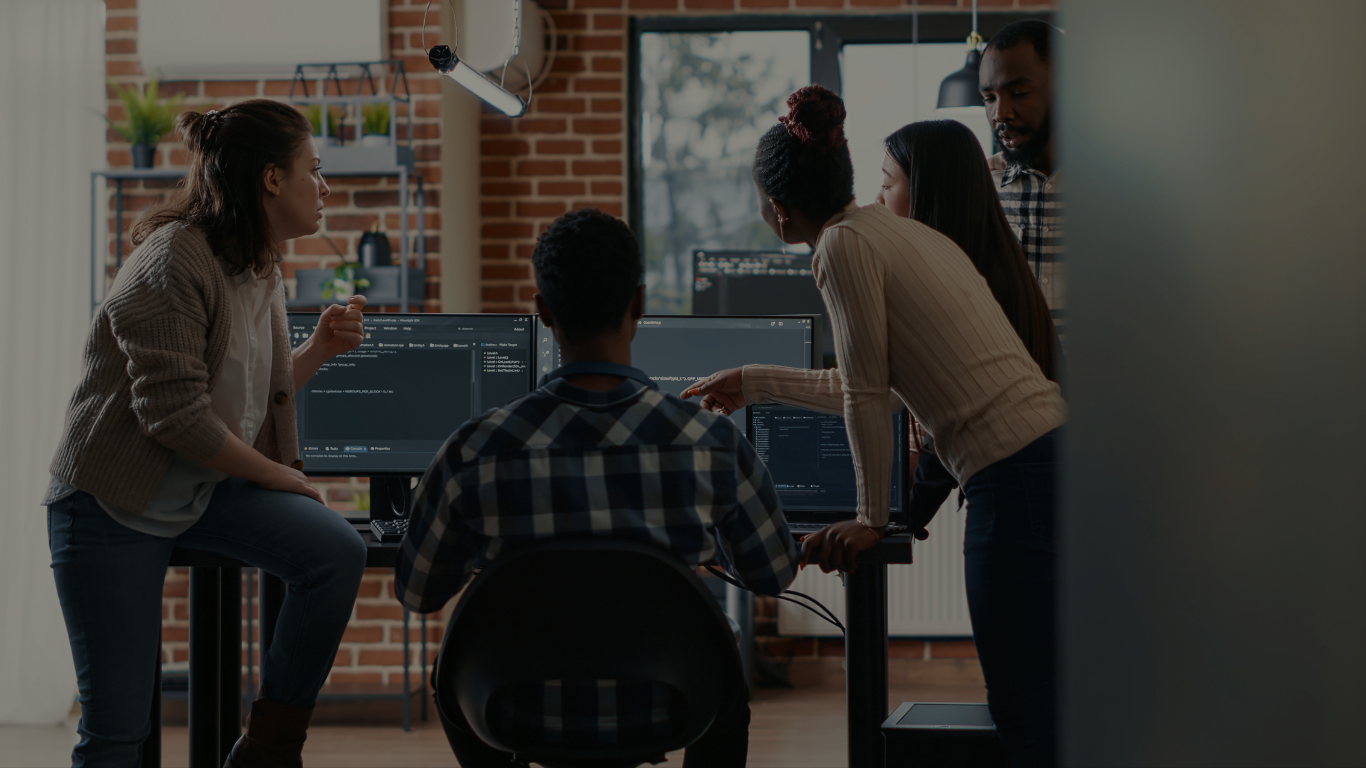 Equipo de profesionales discutiendo soluciones web en un ambiente de oficina colaborativo con tecnología avanzada